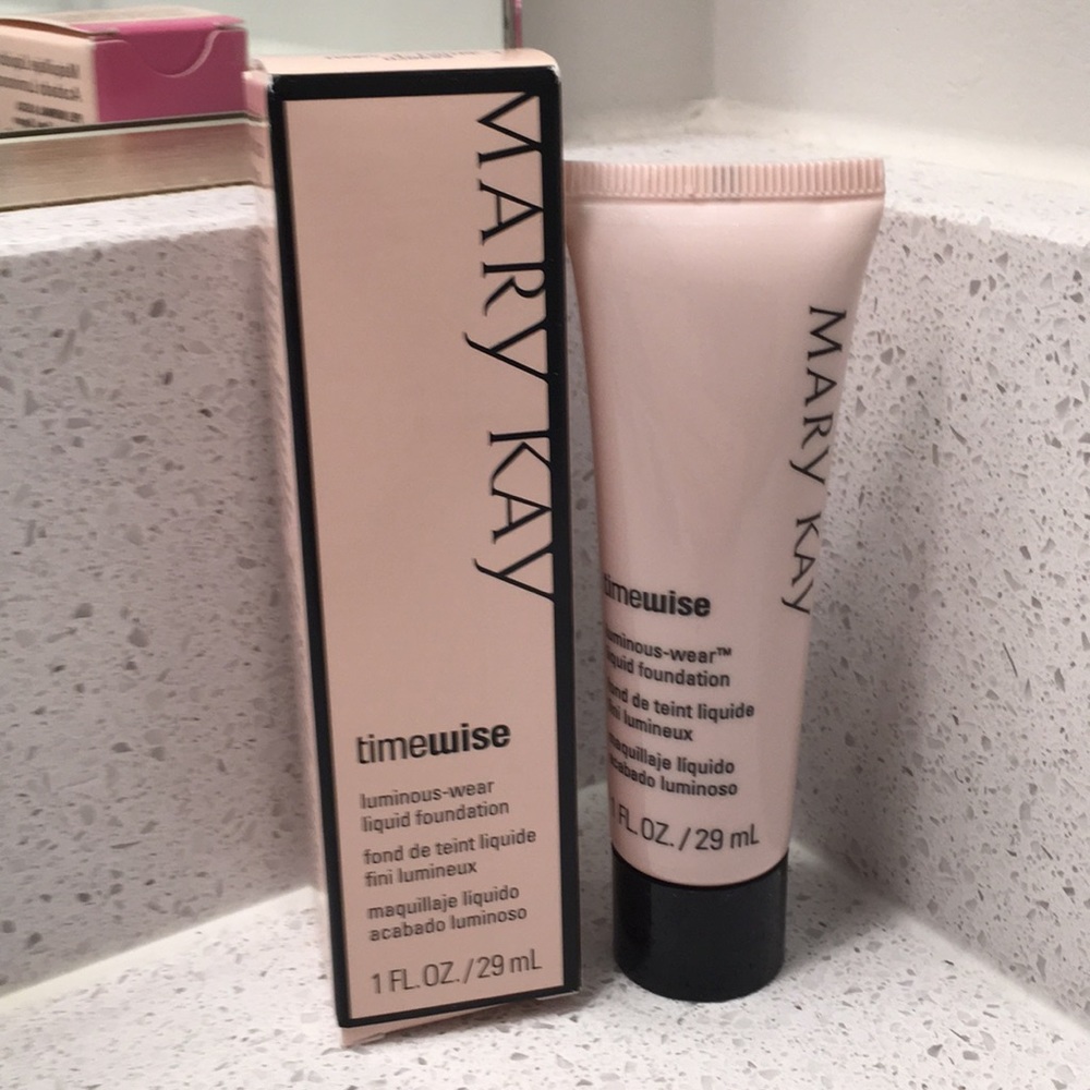 Luminous wear liquid foundation